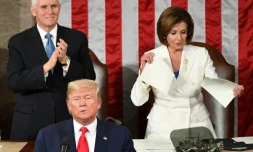 La cheffe des démocrates au Congrès, Nancy Pelosi, déchire le discours de Donald Trump lors de son discours sur l'état de l'Union à Washington, le 4 février 2020