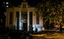 Des policiers devant l'Ă©glise oĂč un prĂȘtre orthodoxe a Ă©tĂ© griĂšvement blessĂ© par balles, le 31 octobre 2020 Ă Lyon