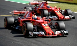 L'Allemand Sebastian Vettel (g.) et le Finlandais Kimi Räikkönen (dr.) lors des essais avant le Grand Prix de Hongrie, à Budapest, le 29 juillet 2017