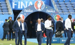 Le sélectionneur de l'équipe de France Didier Deschamps, son staff et les joueurs Samuel Umtiti et Moussa Sissoko lors de la reconnaisance de la pelouse du Stade de France, le 10 juillet 2016