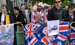 Fans de la famille royale et badauds devant la cathédrale Saint-Paul lors du Jubilé de platine du règne d'Elizabeth II, à Londres, le 3 juin 2022