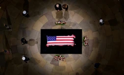 Le président élu des Etats-Unis, Donald Trump et sa femme Melania Trump devant le cercueil de l'ancien président Jimmy Carter au Capitole, à Washington, aux Etats-Unis, le 8 janvier 2025