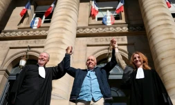 Dany Leprince entouré de ses avocats Olivier Morice et Missiva Chermak Felonneau après la décision de la Cour de révision, à Paris, le 2 juillet 2026
