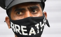 Un garde de sécurité à Bombay, en Inde, le 11 octobre 2020