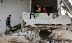 Des Gazaouis dans un immeuble lourdement endommagé de Jabalia, dans le nord de la bande de Gaza, le 5 février  2025 