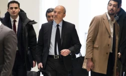 Le PDG d'Orange, Stéphane Richard (c), arrive au tribunal, le 11 mars 2019 à Paris