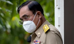 Le Premier ministre thaïlandais Prayut Chan-O-Cha, suspendu par la Cour constitutionnelle le 24 août 2022, traverse la Maison du gouvernement à Bangkok le 22 août 2022
