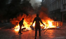 Des manifestants anti-G20 mettent le feu à des barricades, le 7 juillet 2017 à Hambourg