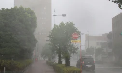 Le cyclone Jebi, le 21e de la saison en Asie, a touché la préfecture de Tokushima (sud-ouest), sur l'île de Shikoku. C'est le typhon le plus violent qui ait frappé directement le Japon depuis 25 ans, le 4 septembre 2018