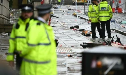 Des policiers sur les lieux de l'attaque à la voiture-bélier à Liverpool, dans le nord-ouest de l'Angleterre, le 27 mai 2025, après qu'une voiture a foncé la veille sur la foule rassemblée pour assister au défilé de la victoire lors de la cérémonie de remise des trophées de Premier League