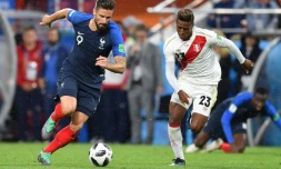 Olivier Giroud (G) et le Péruvien Pedro Aquino (D) lors du match France-Pérou à Ekaterinbourg en Russie  Ekaterinburg le 21 juin 2018