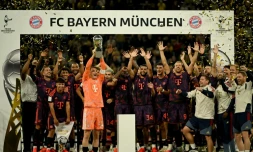 Le gardien et capitaine du Bayern Munich Manuel Neuer soulève le trophée de la supercoupe d'Allemagne remporté face au Borussia Dortmund (2-1) le 22 août 2026 à Dortmund