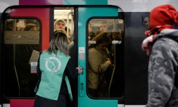Cohue dans les rares métros parisiens, à Chatelet-les Halles, le 9 décembre 2019
