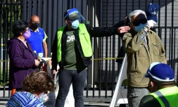 Un volontaire indique la direction d'un centre de vaccination contre le Covid-19 à Los Angeles, Californie (Etats-Unis) le 23 février 2021.