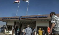 Des employés de l'aéroport du Caire arrivent dans le hall des départs le 19 mai 2016