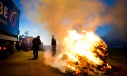 Des manifestants utilisent des tracteurs et des pneus en feu pour bloquer les accÚs à la ville de Vannes, en Bretagne, le 15 février 2016 au matin
