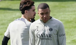 Les Parisiens Vitinha et Kylian Mbappé à l'entraßnement à Poissy le 6 mai 2024, à la veille de la demi-finale retour de Ligue des champions entre le PSG et le Borussia Dortmund.