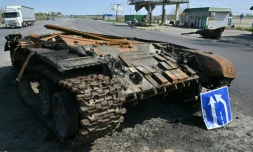 Epave d'un blindé russe dans le village de Shybyn, au nord-est de Kiev, le 2 mai 2022