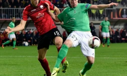 L'attaquant de Saint-Etienne Robert Beric (d) à la lutte avec le défenseur de Qabala Vitaliy Vernydub en Europa League, le 3 février 2016 à Bakou