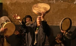 Des musiciens et guérisseurs égyptiens pratiquant le rituel du zar au Caire, le 27 avril 2022