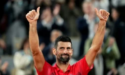 Novak Djokovic salue le public après sa défaite contre Jannik Sinner à Roland-Garros à Paris, le 6 juin 2025