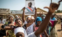 Des partisans d'Adama Barrow, vainqueur de la présidentielle, brandissent son portrait, le 2 décembre 2016 à Serekunda en Gambie