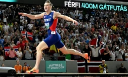 Le NorvĂ©gien Karsten Warholm passe la ligne d'arrivĂ©e en tĂȘte du 400 m haies lors des Mondiaux d'athlĂ©tisme Ă Budapest, Hongrie, le 23 aoĂ»t 2023