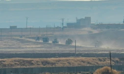 Photo prise depuis la ville turque de Kiziltepe montrant des soldats turcs et russes qui patrouillent dans le nord de la Syrie, le 1er novembre 2019