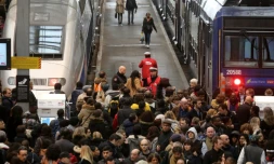 Des agents de la SNCF parlent avec des usagers à la gare de Lyon, à Paris, le 3 avril 2018, au premier jour de la grÚve des cheminots contre la réforme de la SNCF