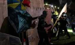 Affrontements autour d'un campement pro-palestinien sur le campus d'UCLA, Ă Los Angeles, le 1er mai 2024