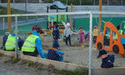 Des enfants jouent le 20 avril 2020 à Oslo où les établissements pour les plus petits ont rouvert leurs portes