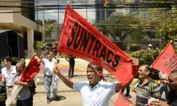 Des manifestants défilent devant le bâtiment du cabinet Mossack Fonseca, à Panama, le 13 avril 2016