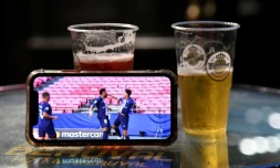 Un smartphone diffuse la demi-finale de Ligue des champions entre Leipzig et le Paris SG, à Paris le 18 août 2020