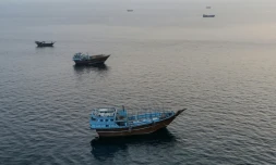 Des bateaux ancrés au large de la péninsule de Musandam, au nord d'Oman, près du détroit d'Ormuz, le 27 juin 2026