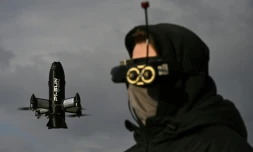 Un opérateur de la société ukrainienne Skyfall teste une drone intercepteur P1-Sun en Ukraine, le 19 mars 2026