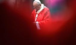 Le pape François célÚbre la messe de la PentecÎte à la basilique Saint-Pierre au Vatican le 15 mai 2016