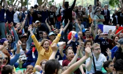 Les supporters de l'équipe de France explosent de joie à Conflans-Sainte-Honorine, près de Paris, le 16 juin 2018 après un but des Bleus contre l'Australie à Kazan