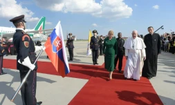 Le pape François (c) accueilli par la présidente slovaque Zuzana Caputova (g) à son arrivée à l'aéroport de Bratislava, le 12 septembre 2021 en Slovaquie