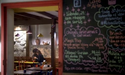 Un couple dans un bar du quartier Santa Teresa à Rio de Janeiro, au Brésil, le 27 juillet 2017
