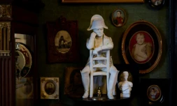 Des portraits et figurine de Napoléon chez Alexandre Vikhrov, qui possÚde l'une des plus grandes collections privées consacrées à Napoléon, le 31 mars 2021 à Moscou