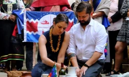 Le prĂ©sident du Chili Gabriel Boric et la premiĂšre dame, Irina Karamanos, ont reçu les dolĂ©ances et vœux des sept peuples indigĂšnes du Chili lors d'une cĂ©rĂ©monie au palais prĂ©sidentiel de La Moneda, le 12 mars 2022