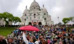 Des touristes à Montmartre, à Paris, le 15 mai 2015