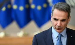 Le Premier ministre grec Kyriakos Mitsotakis s'adresse à la presse avant un sommet du Conseil européen à Bruxelles, le 21 mars 2024