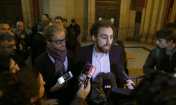 Mathieu Jacob (G) et Teddy Pellerin répondent aux journalistes avant le début du procès de Heetch au TGI de Paris, le 8 décembre 2016