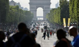 Des piétons sur les Champs-Elysées, le 2 juillet 2023 à Paris