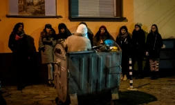 Une troupe de théâtre lors d'une performance figurant des chiffonniers de Sofia, le 18 décembre 2017 en Bulgarie 