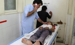 Un blessé est pris en charge à l'hôpital après une attaque-suicide près de Jalalabad, le 11 septembre 2018