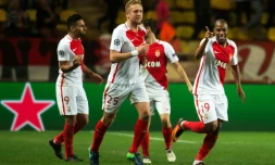 Les Monégasques en liesse après le but de Djibril Sidibé (N.19) contre Tottenham en Ligue des champions à Louis-II, le 22 novembre 2016