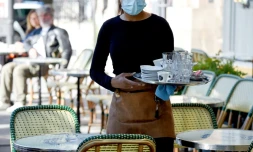 A la terrasse d'un café, place de la Bastille, à Paris, le 2 juin 2020, jour de réouverture des cafés et restaurants en France