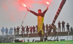 Le skipper Nicolas Lunven accueilli par le public après avoir terminé le Vendée Globe, le 25 janvier 2024 aux Sables-d'Olonne